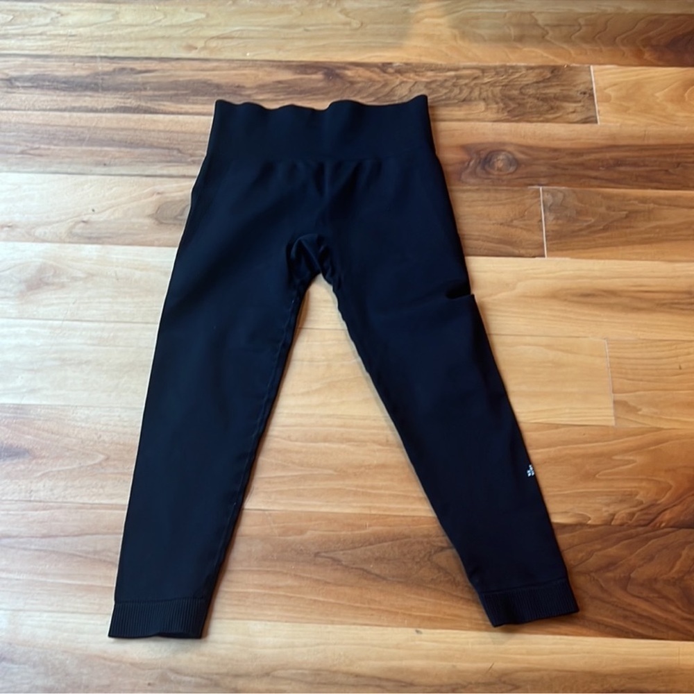 WeWoreWhat Capri High Waisted Black Leggings, Large